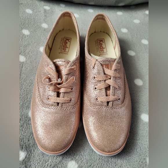 Keds - Brand New never worn size 8.5 - Picture 1 of 17